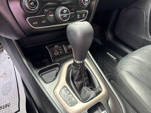 Used 2018 Jeep Cherokee Limited FWD image 19
