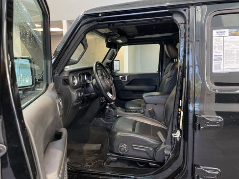 Used 2022 Jeep Wrangler Unlimited Sahara w/ Cold Weather Group AWD/4WD image 16