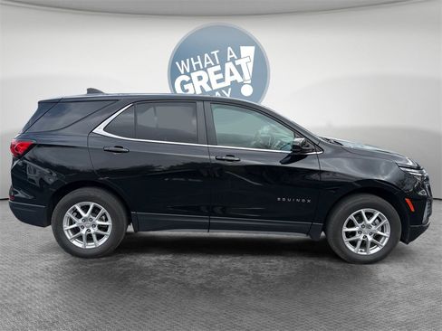 Used 2023 Chevrolet Equinox LT w/ Driver Convenience Package image 2