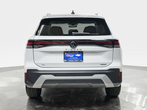 Used 2025 Volkswagen Tiguan SE AWD/4WD image 5