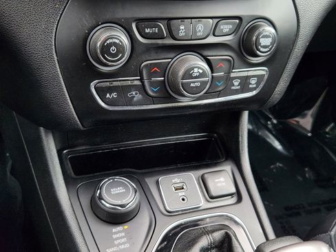 Used 2019 Jeep Cherokee Limited AWD/4WD image 11