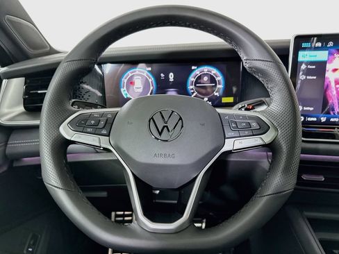 Used 2025 Volkswagen Tiguan SE R-Line FWD image 19