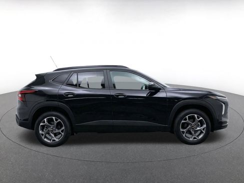 Used 2025 Chevrolet Trax LT w/ LT Convenience Package FWD image 10