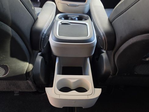 Used 2023 Chrysler Pacifica Touring-L FWD image 29