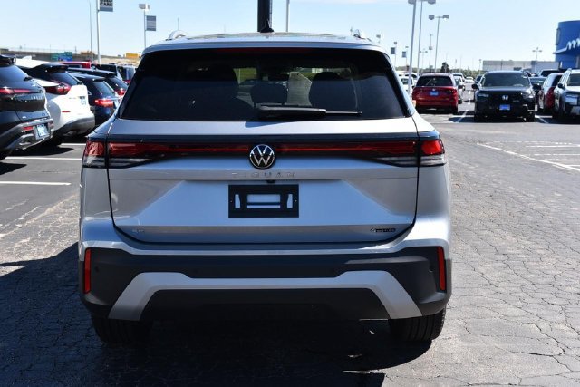 Used 2025 Volkswagen Tiguan SE AWD/4WD image 6
