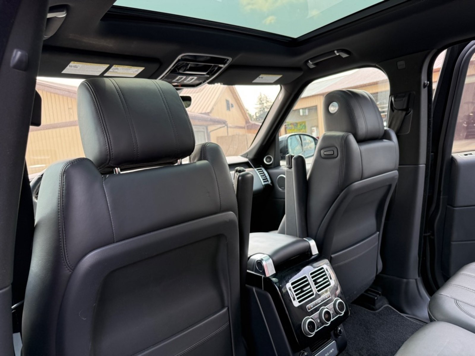 Used 2017 Land Rover Range Rover Supercharged AWD/4WD image 32