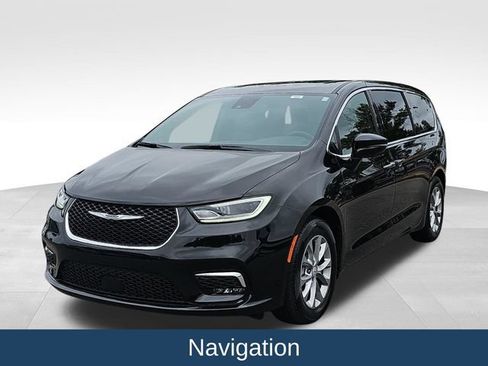 Used 2026 Chrysler Pacifica Limited FWD image 4