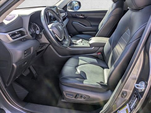 Used 2022 Toyota Highlander XLE image 11
