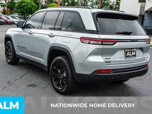 Used 2025 Jeep Grand Cherokee Altitude AWD/4WD image 4