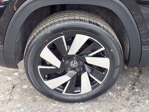 Used 2025 Volkswagen Atlas Cross Sport SE image 23