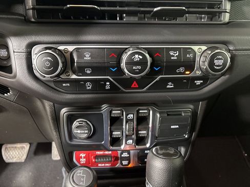Used 2025 Jeep Wrangler Unlimited Rubicon AWD/4WD image 16