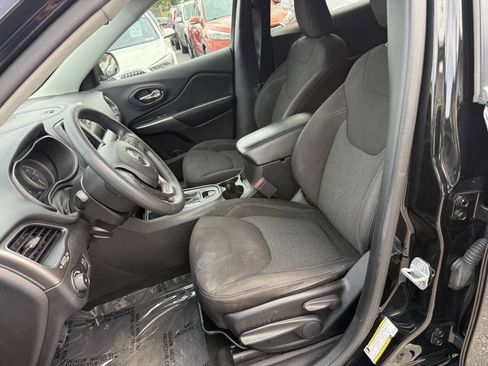 Used 2019 Jeep Cherokee Latitude w/ Popular Appearance Group FWD image 7