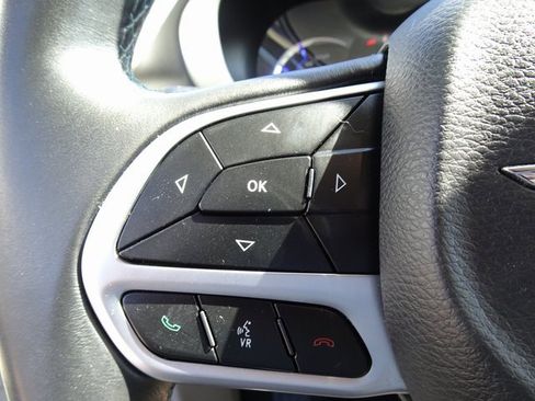 Used 2017 Chrysler Pacifica Premium image 29