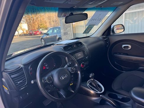 Used 2017 Kia Soul + FWD image 13
