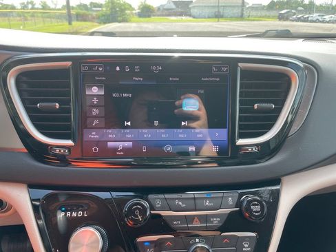 Used 2023 Chrysler Pacifica Touring-L FWD image 21