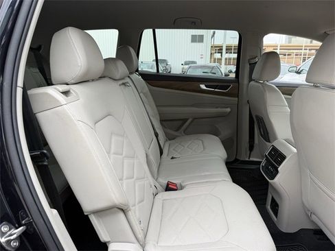 Used 2025 Volkswagen Atlas SE image 29