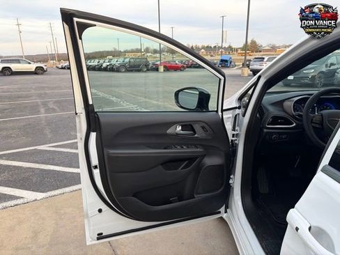 New 2026 Chrysler Pacifica Select w/ S Appearance Package image 9