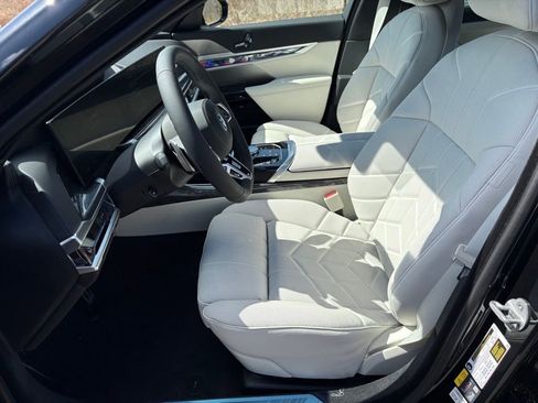 Used 2025 BMW i7 xDrive60 w/ Premium Package image 13