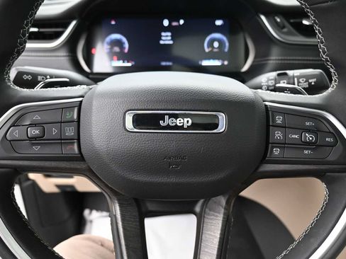 Used 2025 Jeep Grand Cherokee Limited AWD/4WD image 6