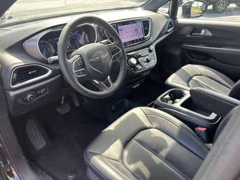 Used 2025 Chrysler Pacifica Select FWD image 16