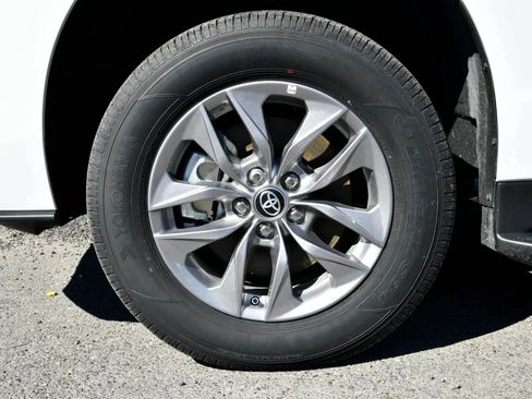 Used 2025 Toyota Sienna LE FWD image 29