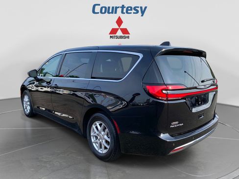 Used 2024 Chrysler Pacifica Touring-L FWD image 3