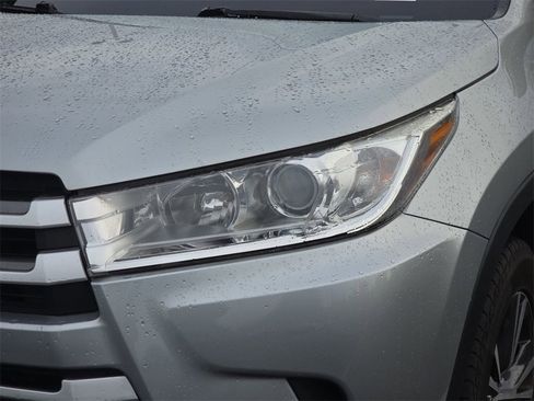 Used 2017 Toyota Highlander LE image 34