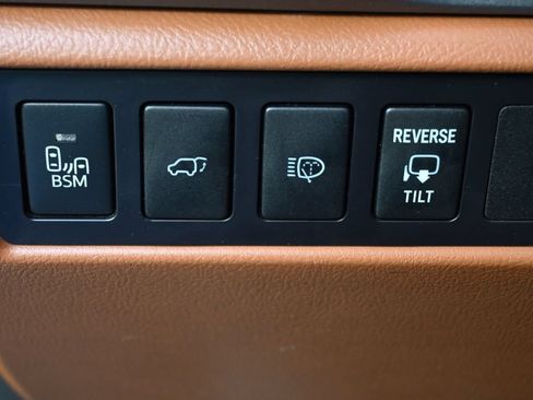 Used 2017 Toyota Sequoia Platinum AWD/4WD image 24