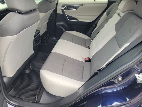 Used 2021 Toyota RAV4 XLE w/ Convenience Package FWD image 14