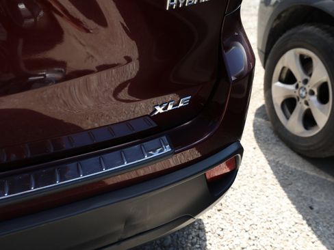 Used 2019 Toyota Highlander XLE image 9