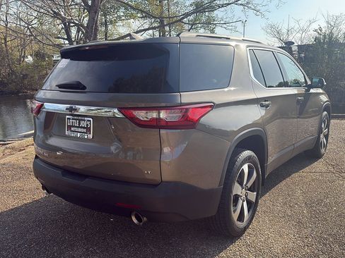 Used 2020 Chevrolet Traverse LT w/ LT Premium Package AWD/4WD image 4