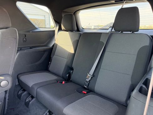 Used 2023 Chevrolet Traverse LT image 16