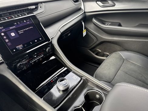 New 2025 Jeep Grand Cherokee Altitude image 20