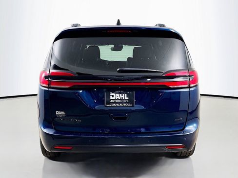 Used 2023 Chrysler Pacifica Touring-L w/ S Appearance Package AWD/4WD image 12