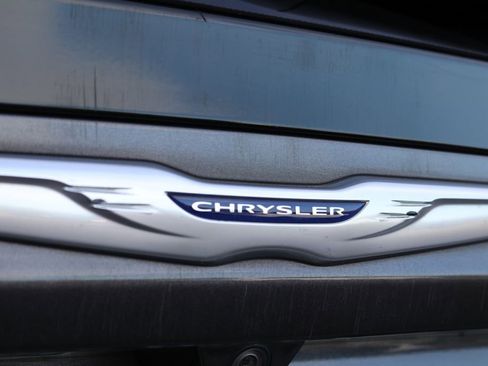 Used 2020 Chrysler Pacifica Touring-L image 23