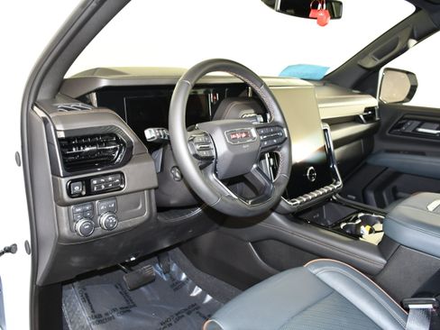 Used 2025 GMC Yukon AT4 AWD/4WD image 40