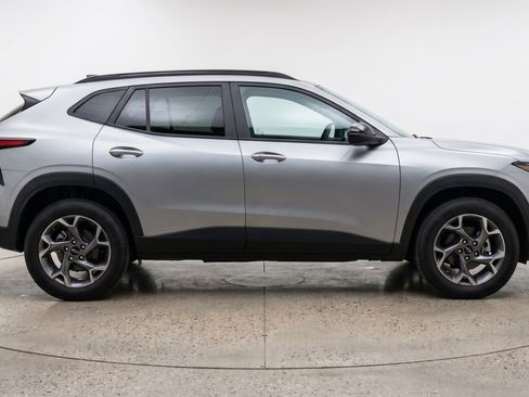 Used 2025 Chevrolet Trax LT FWD image 11