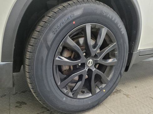 Used 2018 Nissan Rogue SV image 31