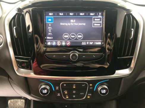 Used 2022 Chevrolet Traverse LT FWD image 20