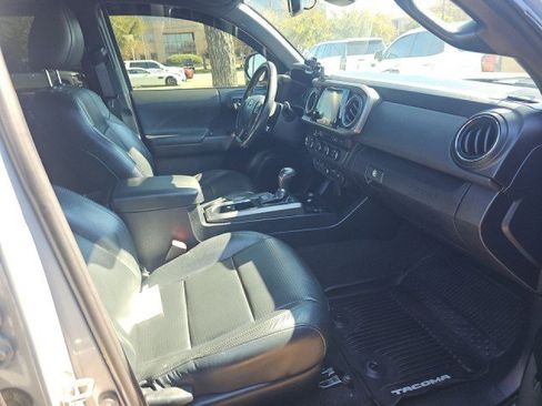Used 2019 Toyota Tacoma TRD Off-Road image 7