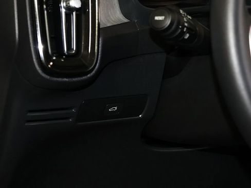Used 2024 Volvo XC40 B5 Core AWD/4WD image 26