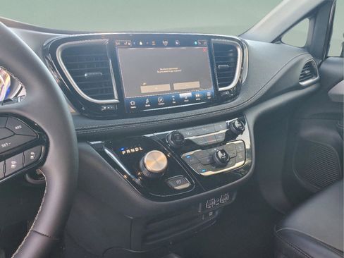 Used 2023 Chrysler Pacifica Touring-L w/ Uconnect Theater Family Group FWD image 22