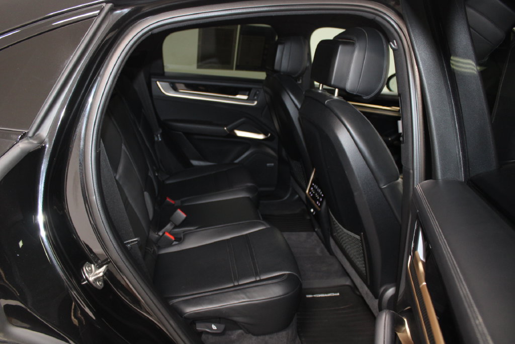 Used 2024 Porsche Cayenne Coupe AWD/4WD image 30