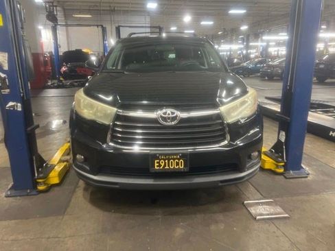 Used 2016 Toyota Highlander Plus FWD image 1