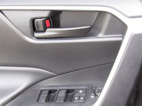 Certified 2021 Toyota RAV4 LE AWD/4WD image 32