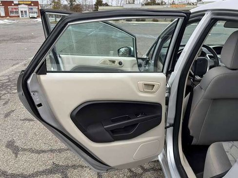 Used 2012 Ford Fiesta SE w/ Winter Pkg FWD image 20