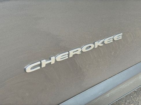 Used 2018 Jeep Cherokee Latitude Plus w/ Comfort/Convenience Group AWD/4WD image 33