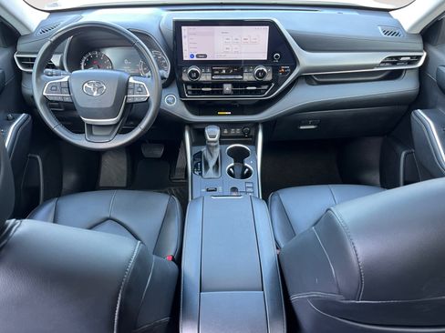 Used 2024 Toyota Highlander XLE FWD image 10