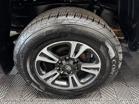 Used 2018 Toyota Tacoma TRD Sport AWD/4WD image 19