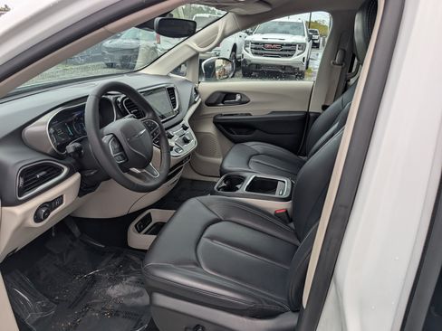 Used 2023 Chrysler Pacifica Touring-L FWD image 16